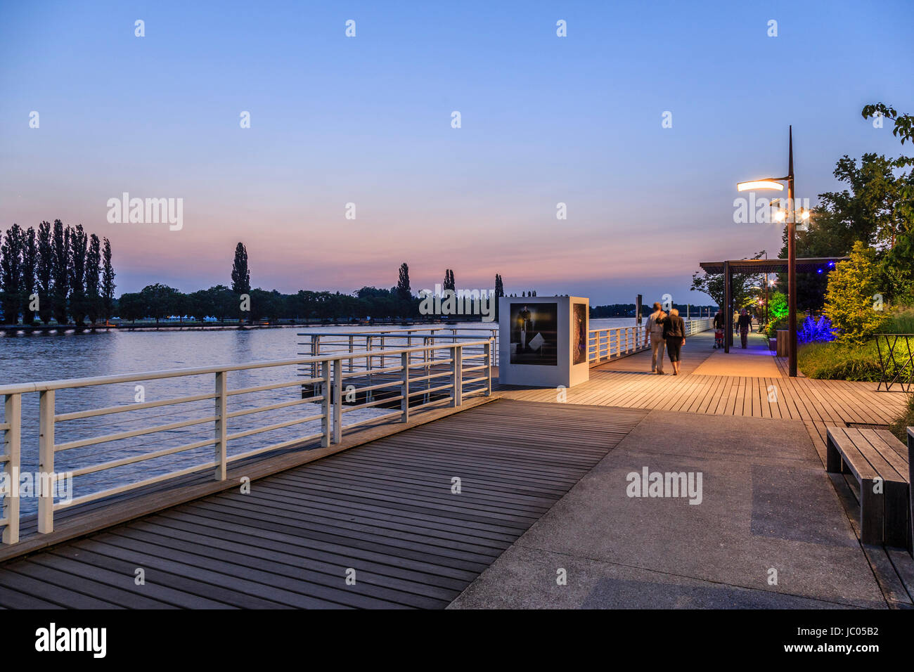 Francia, Allier (03), de Vichy, Esplanade du Lac d'Allier le Soir //  Francia, Allier, Vichy, explanada del Lac d'Allier durante la noche  Fotografía de stock - Alamy