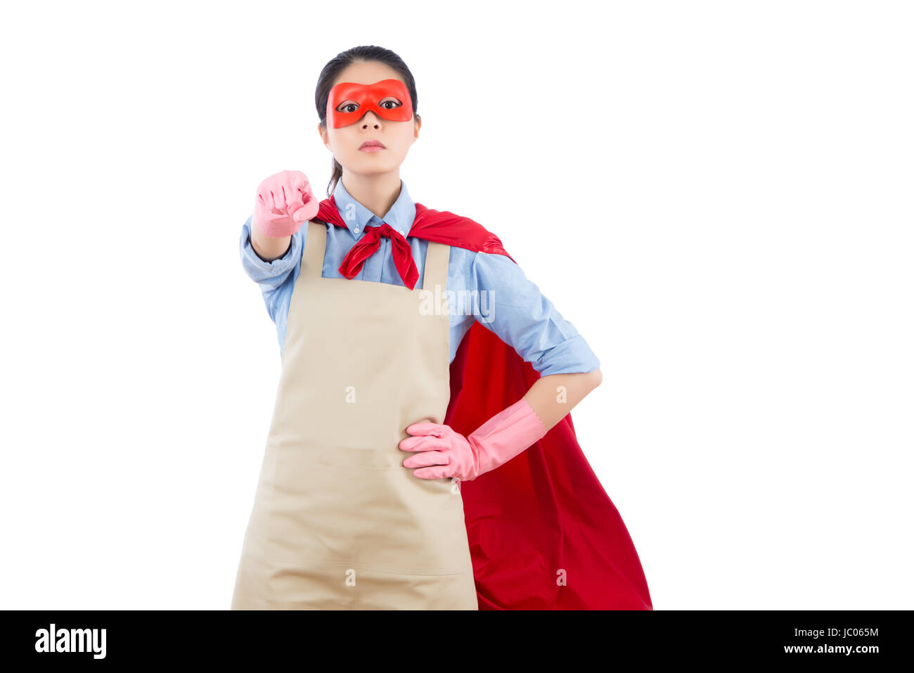 Casa de superhéroes seria esposa apuntando a usted para pedirle desafío con  vistiendo manto rojo y gafas. aislado sobre fondo blanco. los quehaceres  domésticos y househo Fotografía de stock - Alamy