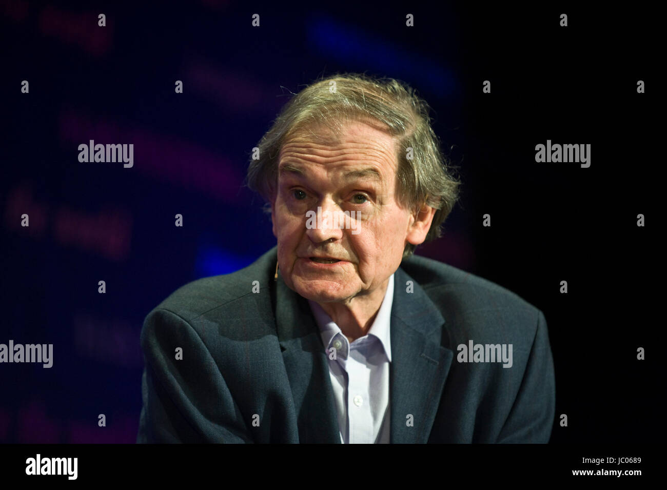 Roger Penrose físico teórico hablando sobre el escenario del Hay Festival de la literatura y de las artes 2017 heno-on-wye gales powys uk Foto de stock