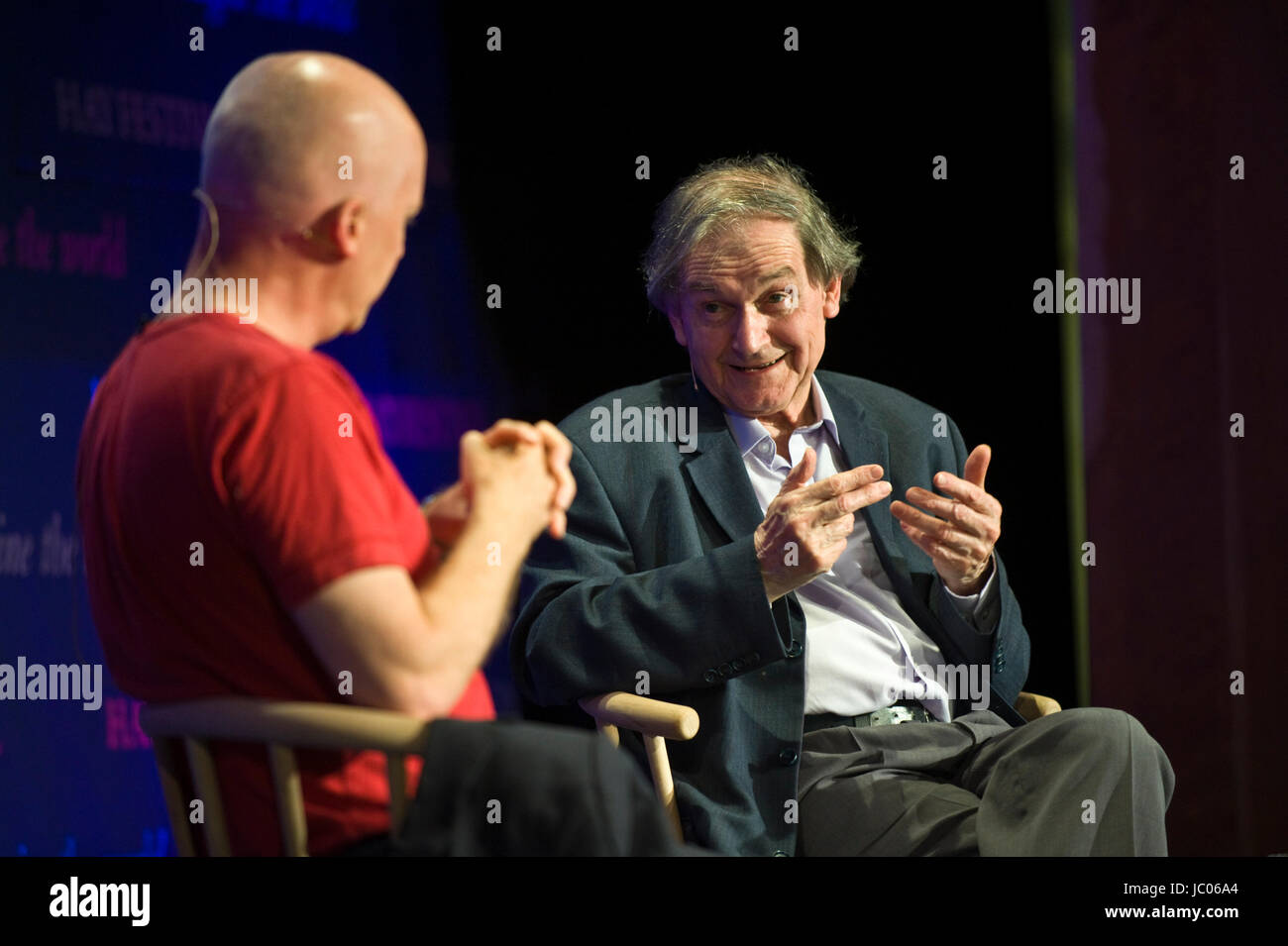 Roger Penrose físico teórico hablando sobre el escenario del Hay Festival de la literatura y de las artes 2017 heno-on-wye gales powys uk Foto de stock