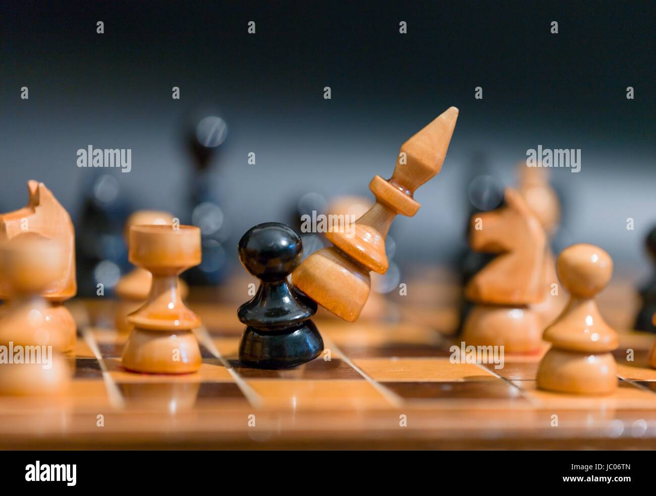 Reina de ajedrez para tomar un peón Foto de stock