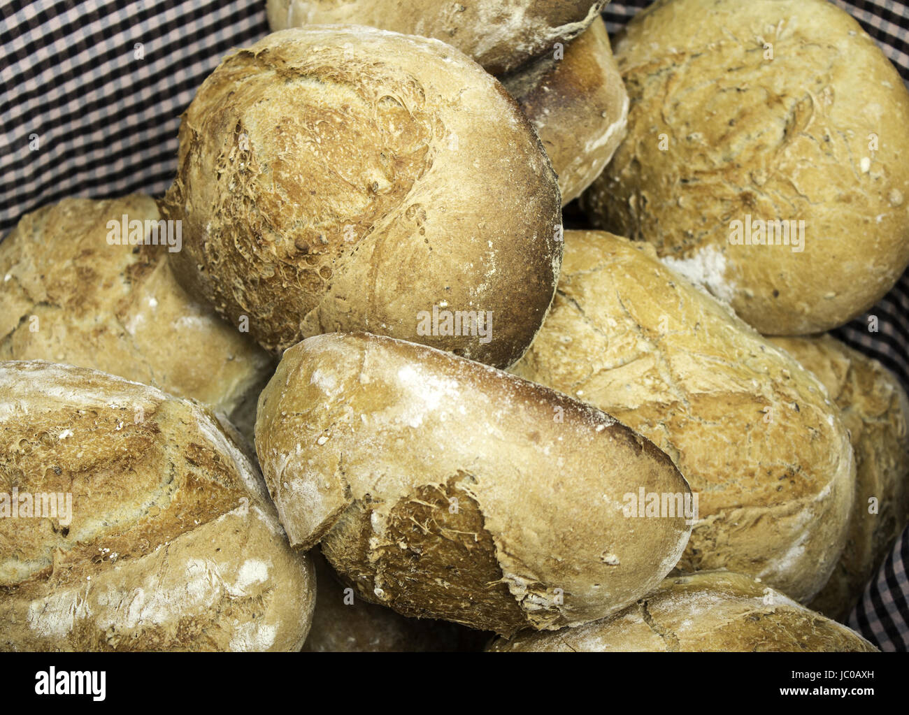 Tostar el pan de trigo entero en panadería, alimentos y piensos Foto de stock