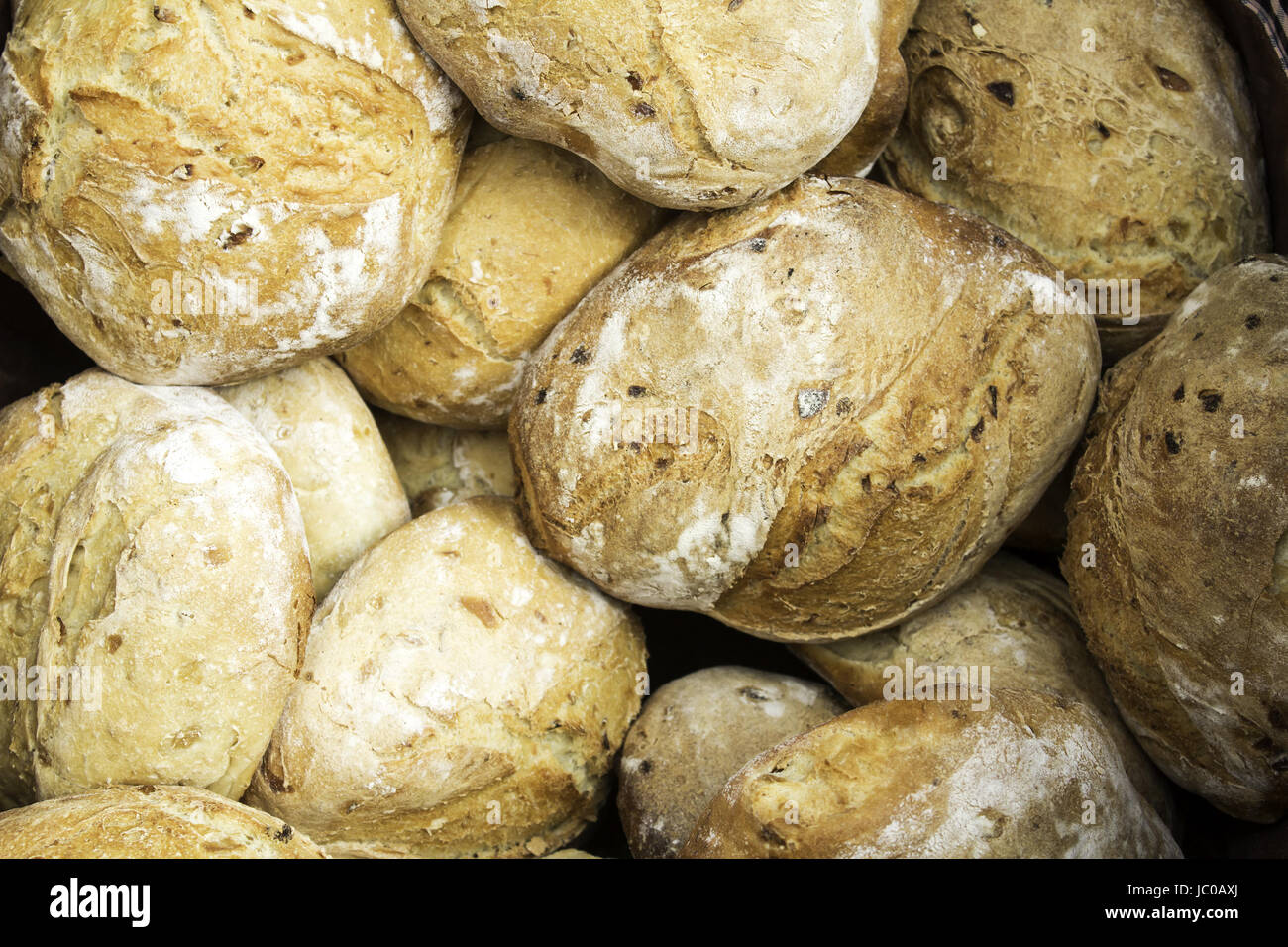 Tostar el pan de trigo entero en panadería, alimentos y piensos Foto de stock