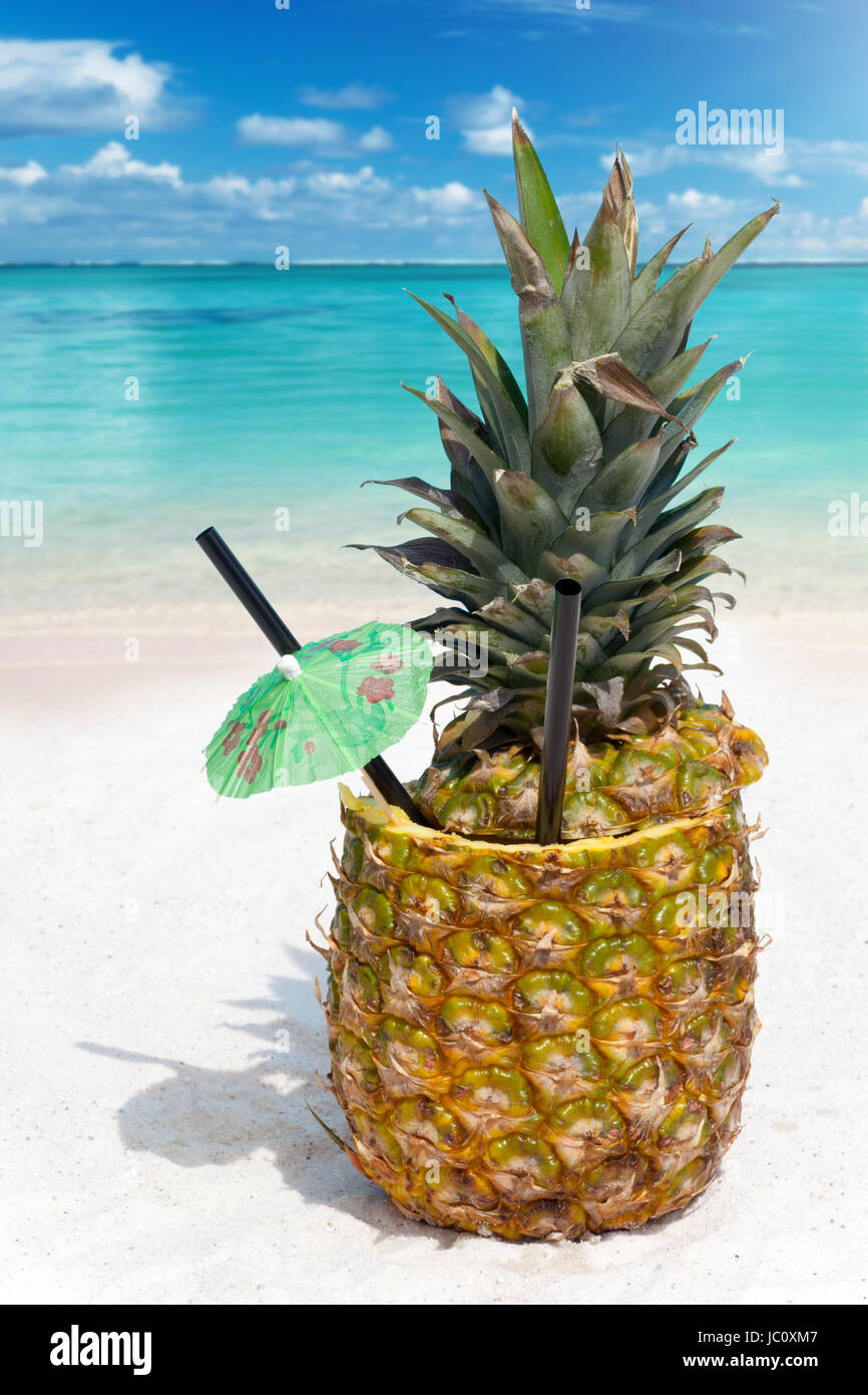 Getränke Tropischer Ananas am Sandstrand mit dem Meer im Hintergrund Foto de stock