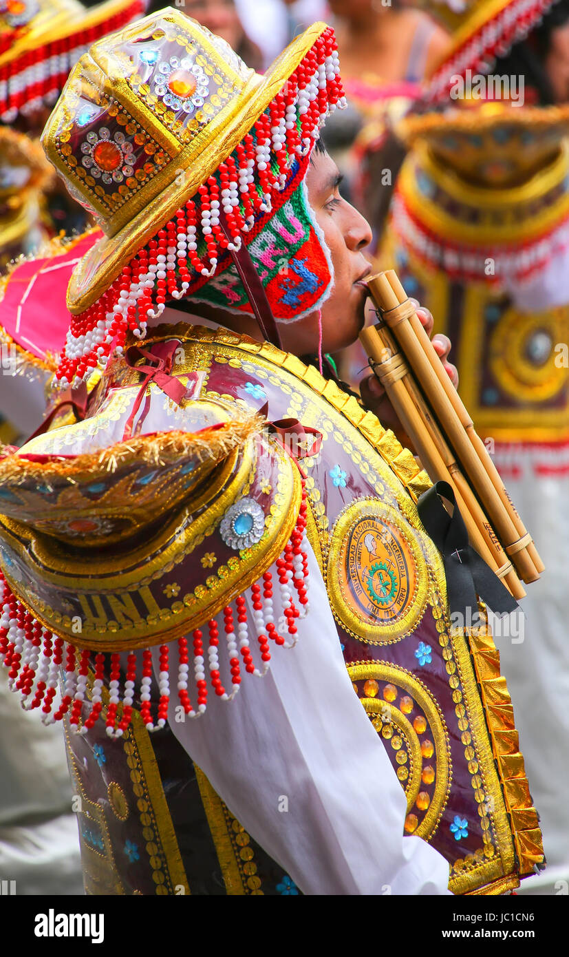 Hombre bailando disfraz fotografías e imágenes de alta resolución - Alamy