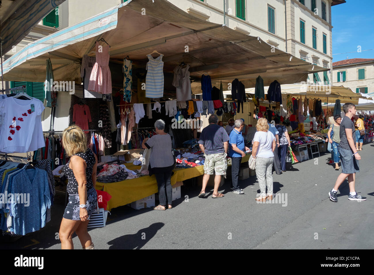 Calle del mercado local en Italia, cabinas de Piombino. Foto de stock