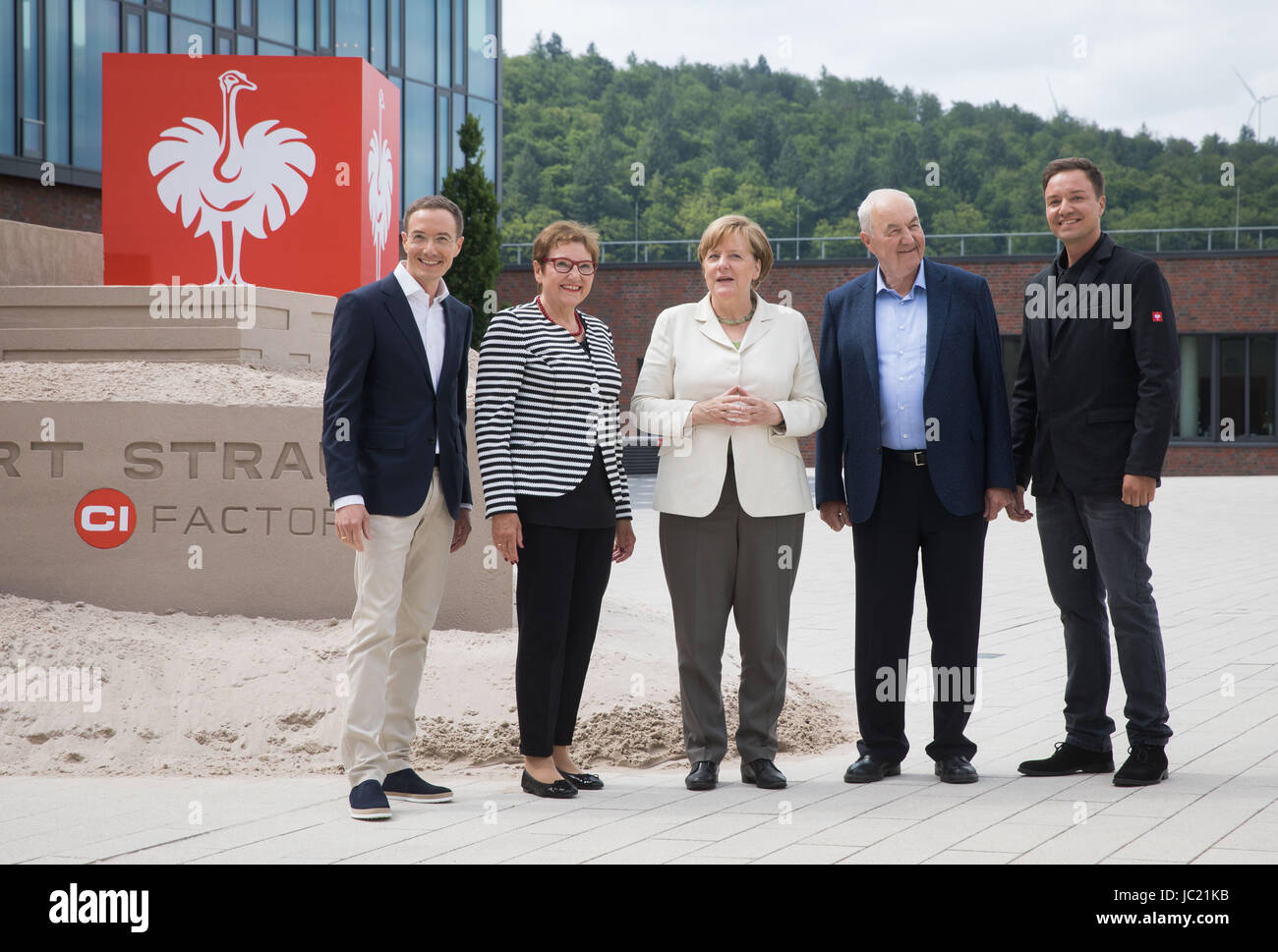 Biebergemund, Alemania. 13 de junio de 2017. La Canciller alemana Angela  Merkel (C) se ubica junto con el co-director e hijo Steffen Strauss,  Gerlinde (segunda desde la izquierda) y Senior Manager Norbert