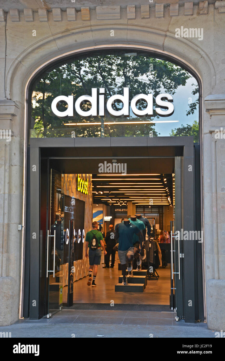 Cuestiones diplomáticas Preescolar ambición Adidas boutique, Paseo de Gracia, de Barcelonna, España Fotografía de stock  - Alamy