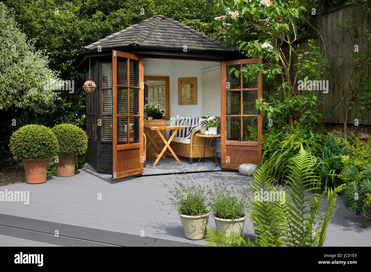 Casa de veraneo, como en el jardín inglés Foto de stock