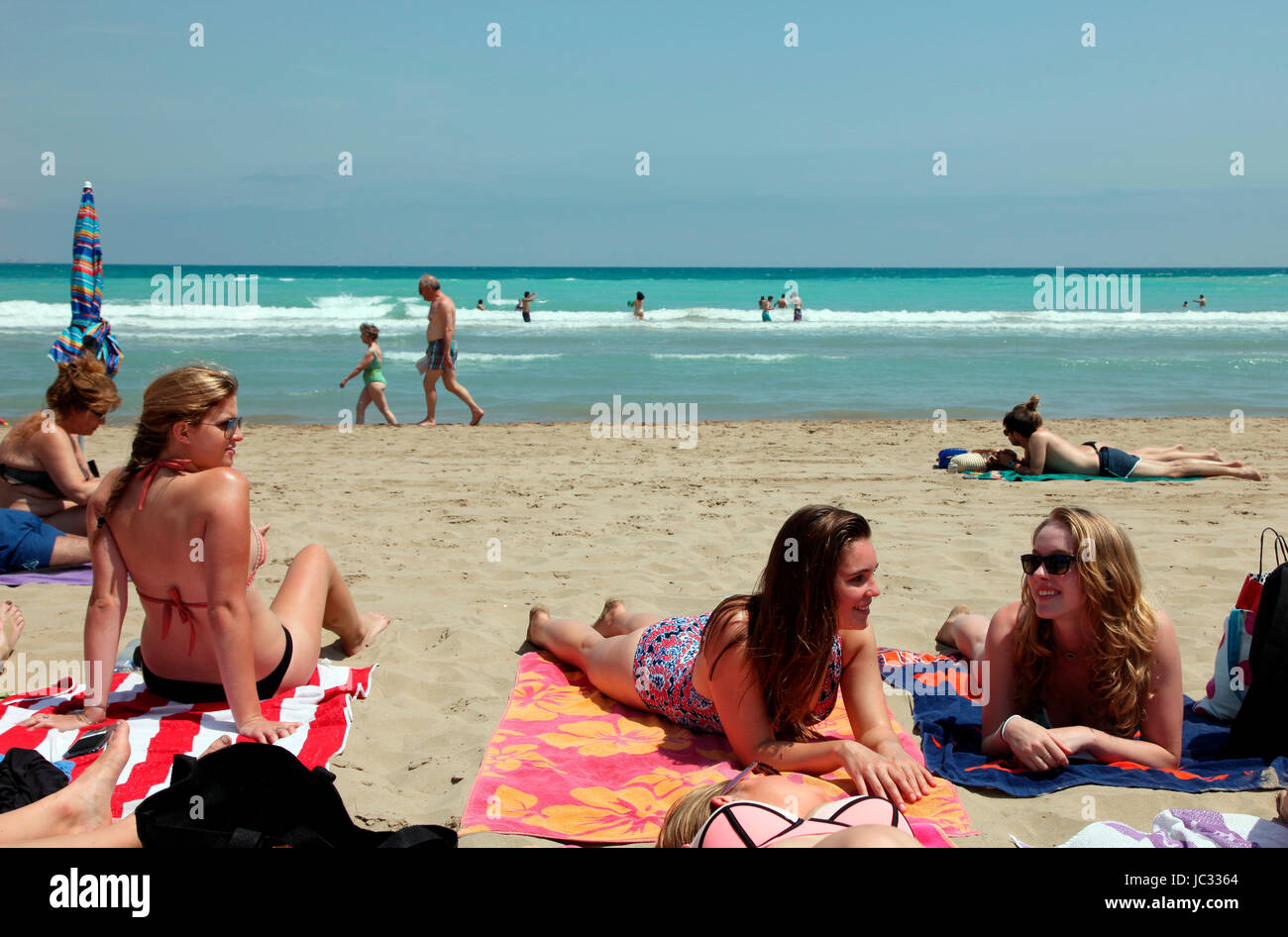 Los estudiantes estadounidenses en la playa de Peñíscola, Castellón, España Foto de stock