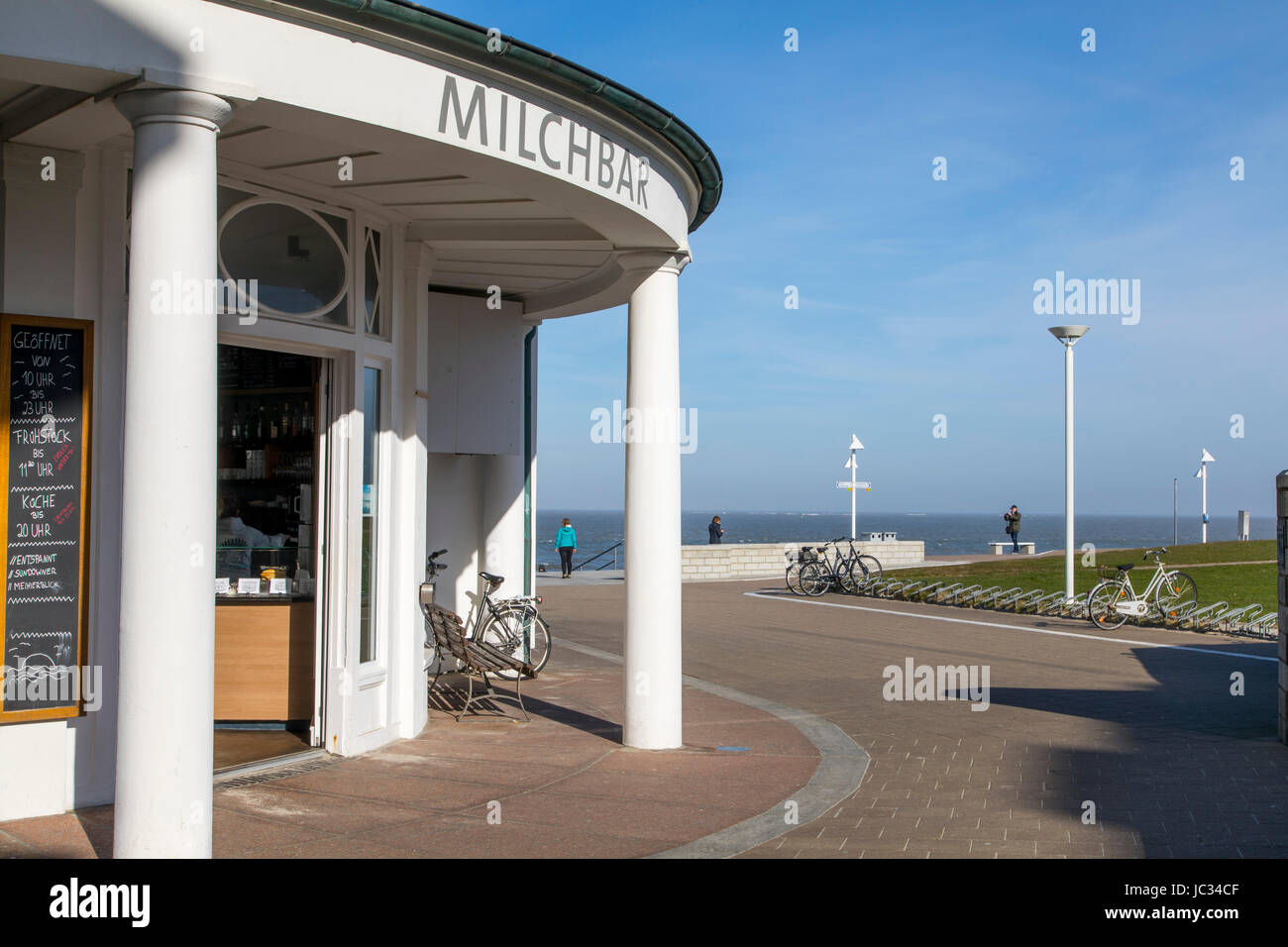 Isla del Mar del Norte, Norderney, Frisia Oriental, Alemania, el bar lácteo - milk bar, salón, bar, restaurante, un lugar de encuentro de moda en el paseo de la playa, Foto de stock