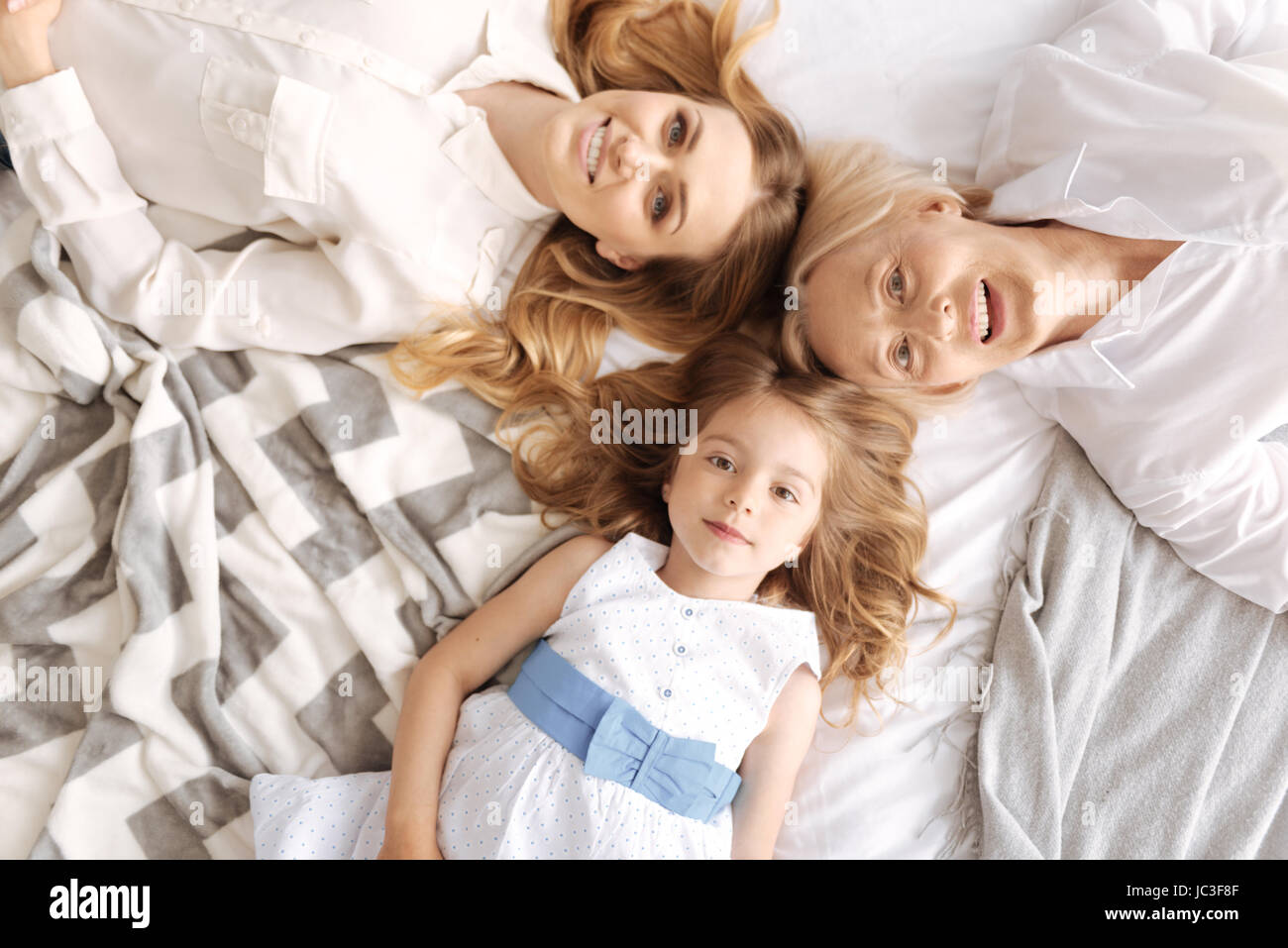 Hermosas Mujeres de tres generaciones acostado cabeza a cabeza Foto de stock