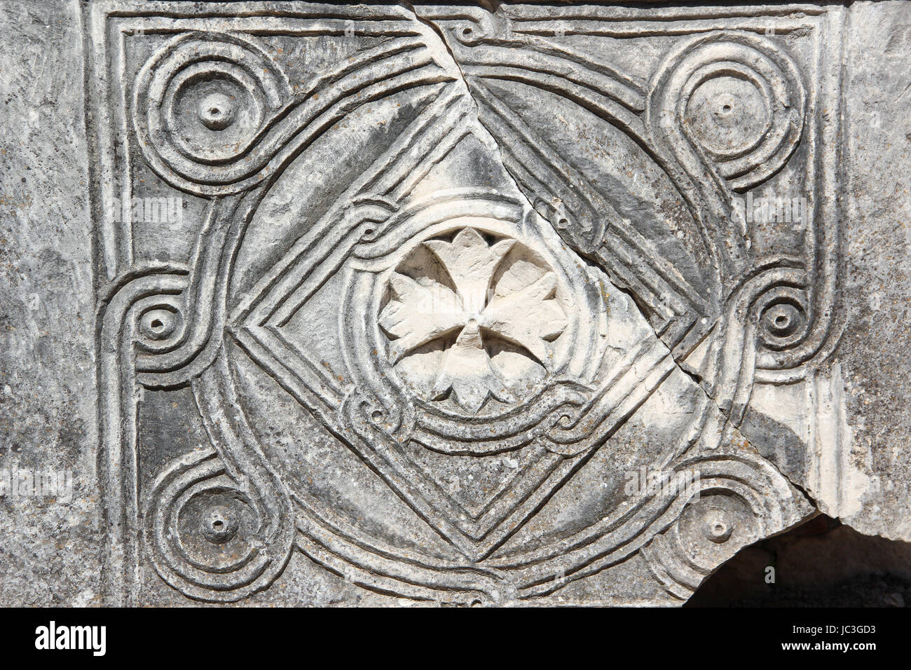 Bajorrelieve esculpido en la iglesia de San Nicolás, patrón de Demre, Turquía, la cruz de la placa de piso de piedra. Cerca. Macro Foto de stock