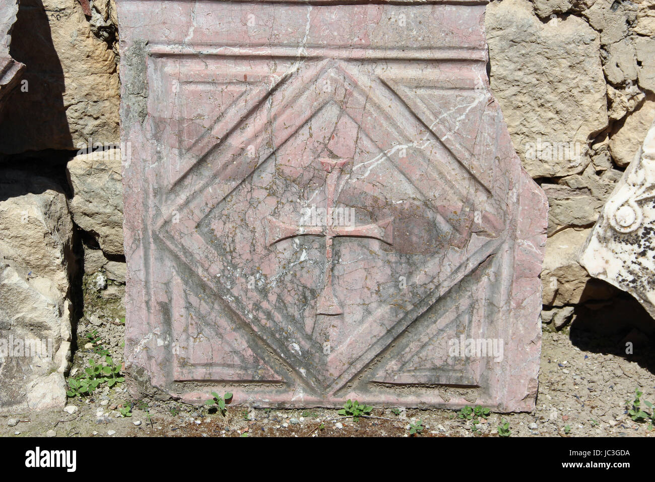 Bajorrelieve esculpido en la iglesia de San Nicolás, patrón de Demre, Turquía, la cruz de la placa de suelo de piedra. Foto de stock