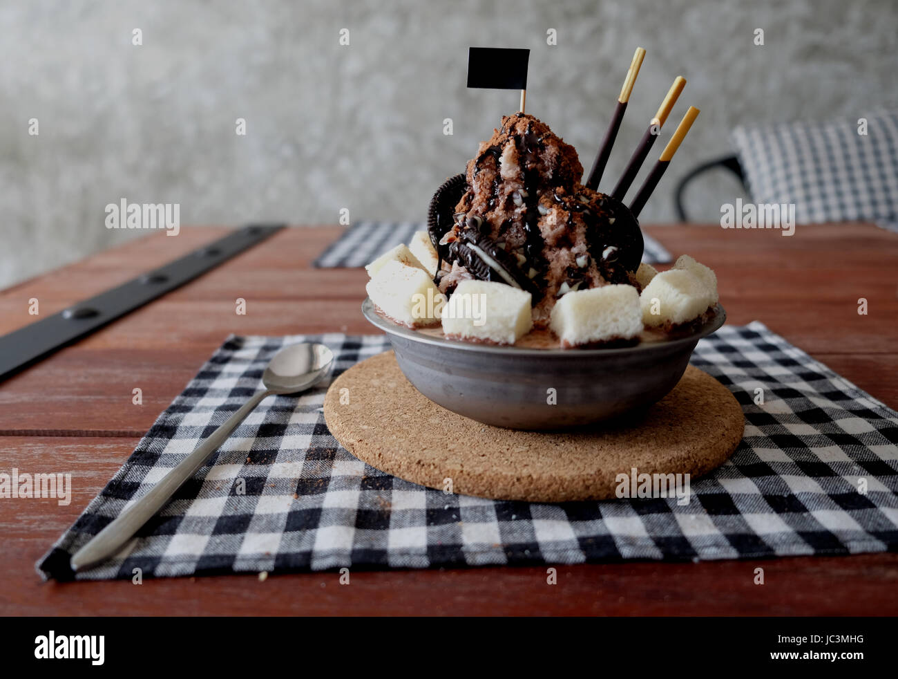Shaved ice con almíbar y la leche, chocolate, fresa Foto de stock