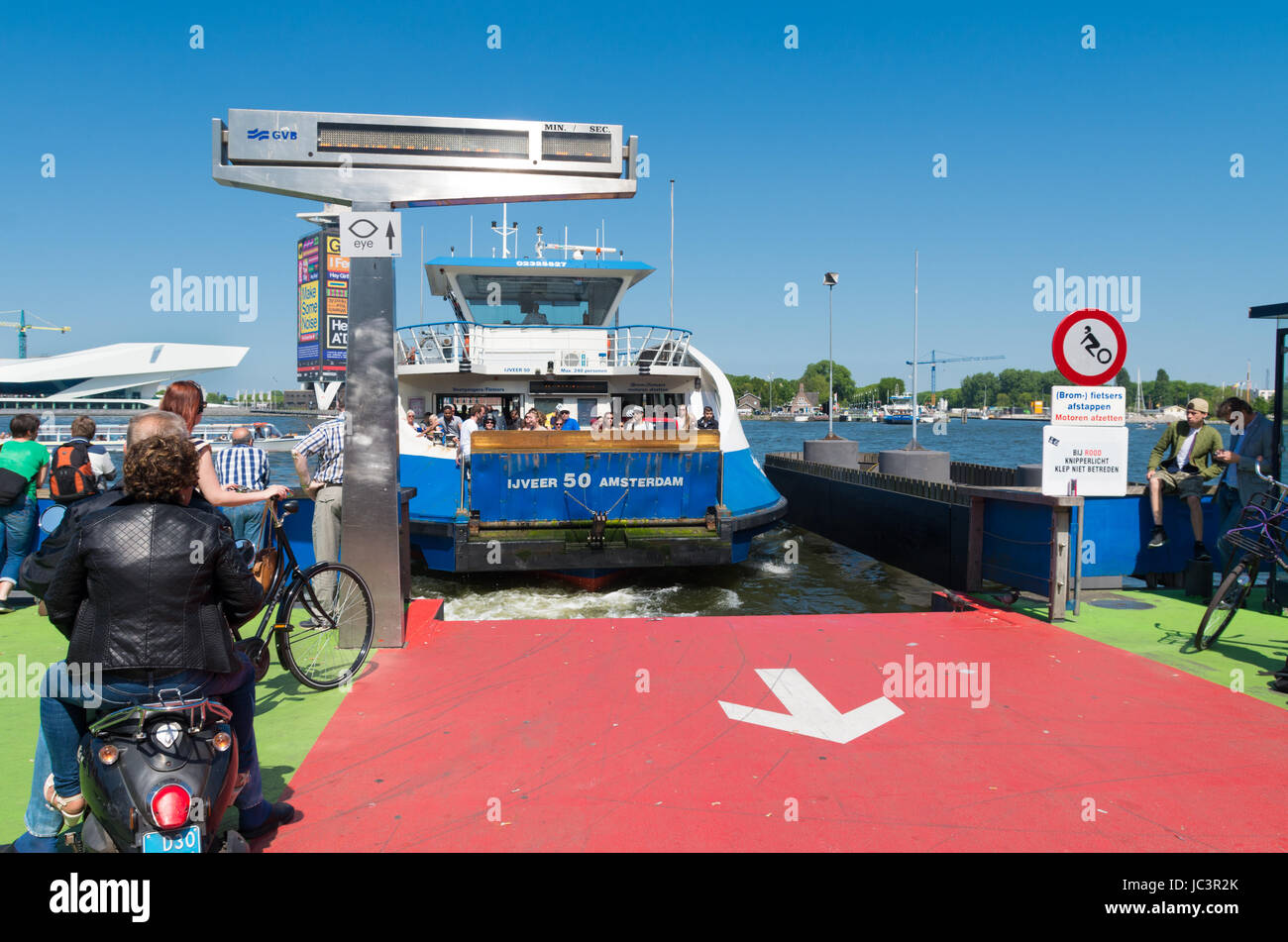 La llegada de un ferry detrás de la estación central de Ámsterdam