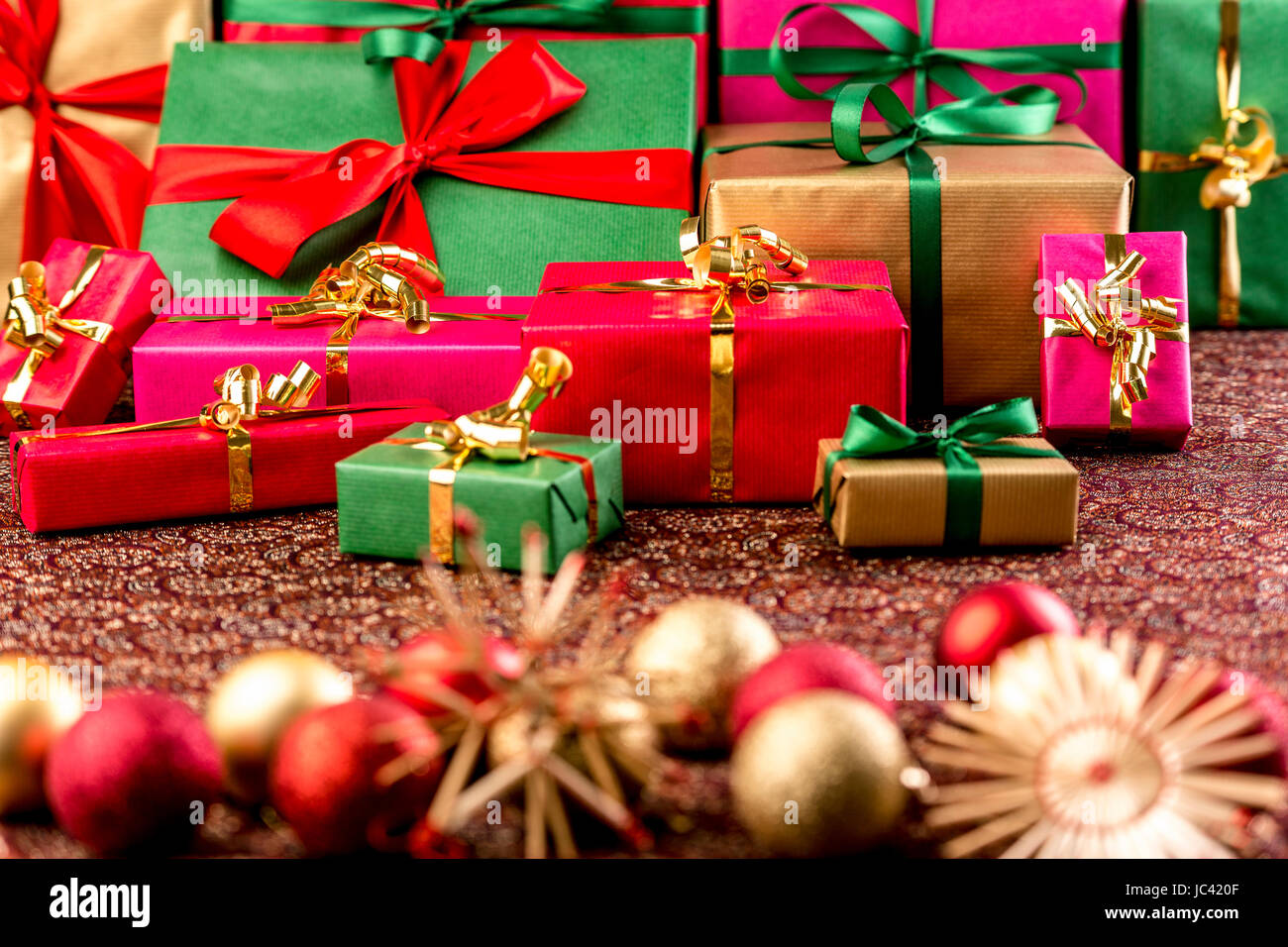 Entrega regalos de navidad Imágenes de stock en blanco y negro - Alamy