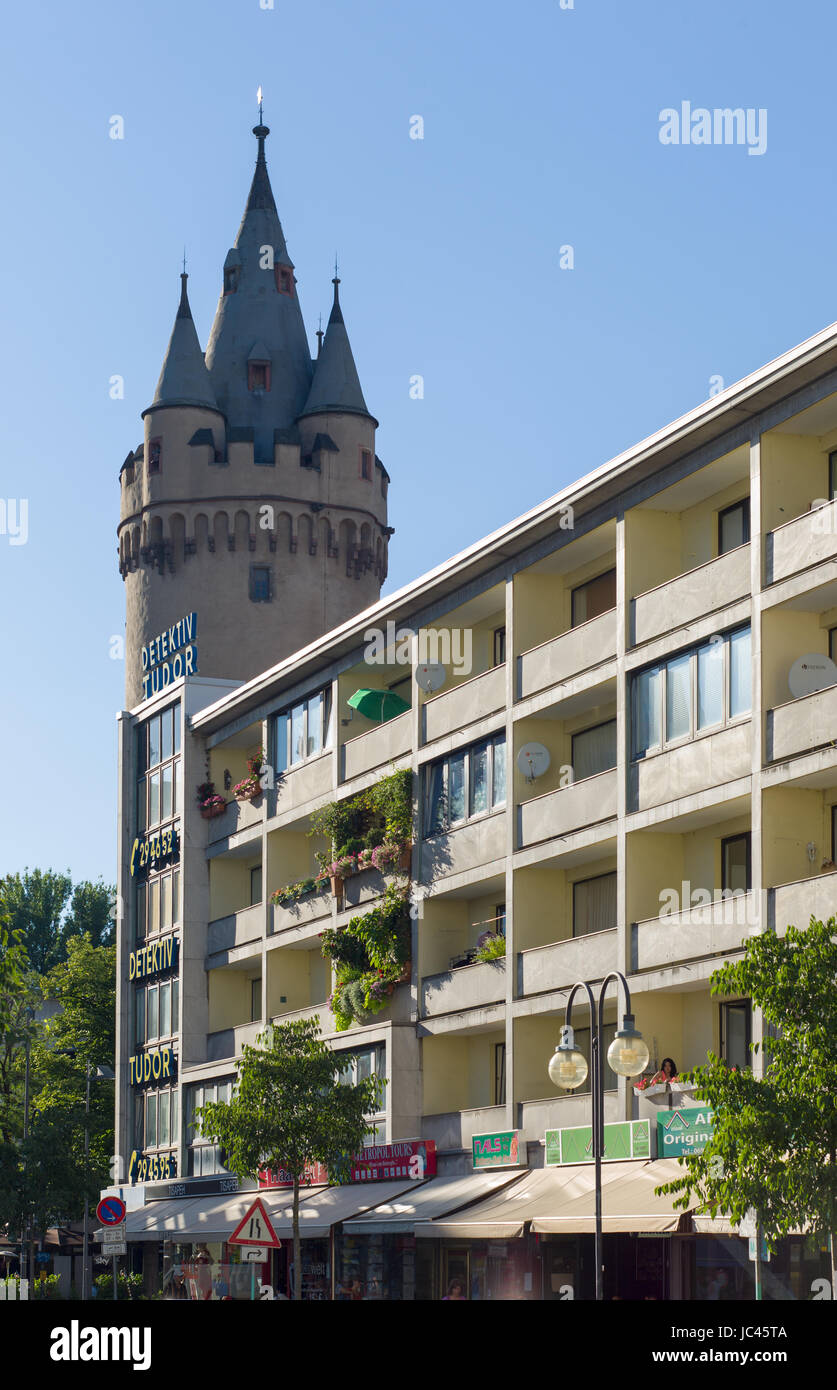 Edificio de apartamentos de baja altura sobre tiendas broma antigua fortificación de la ciudad en el fondo, Frankfurt am Main, Alemania Foto de stock