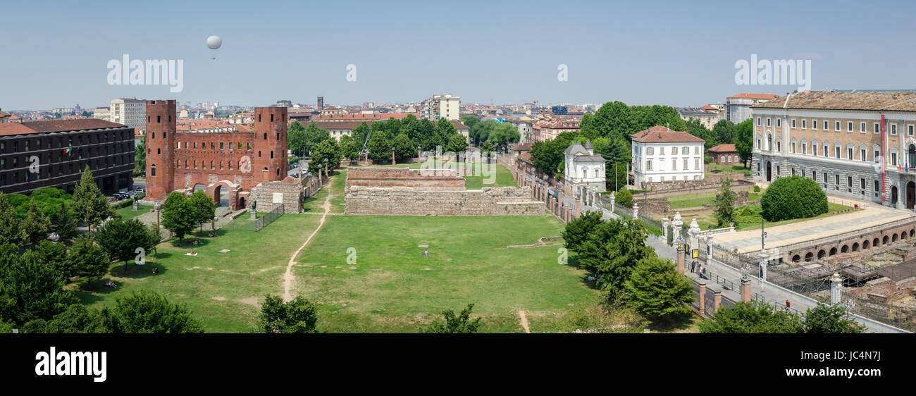 Turín, vista panorámica sobre Porte Palatine. Foto de stock