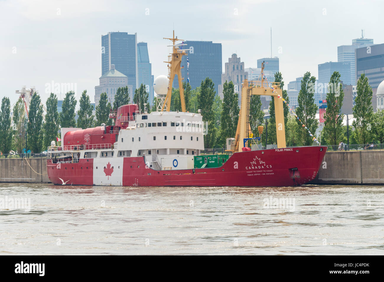 Montreal, Canadá - 12 de junio de 2017: rompehielos C3 navegando por el Pasaje del Noroeste de Toronto a Victoria está amarrado en el Viejo Puerto de Montreal Foto de stock