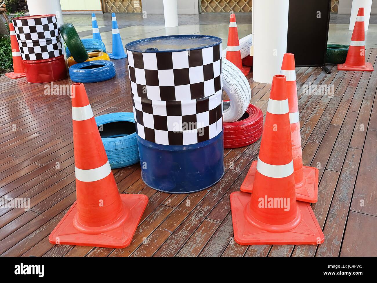 Conceptos de seguridad automotriz, llantas pintadas con raya conos de  tráfico y tráfico de barriles Fotografía de stock - Alamy