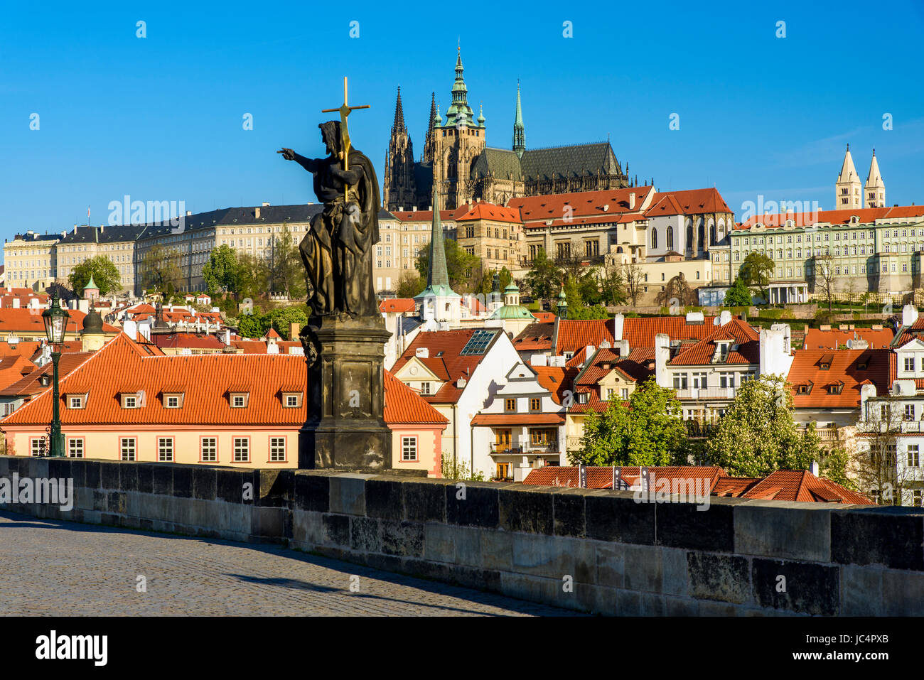 Vista de la Catedral de San Vito y el complejo del castillo de Praga desde el Puente Carlos, Praga, Bohemia, República Checa Foto de stock