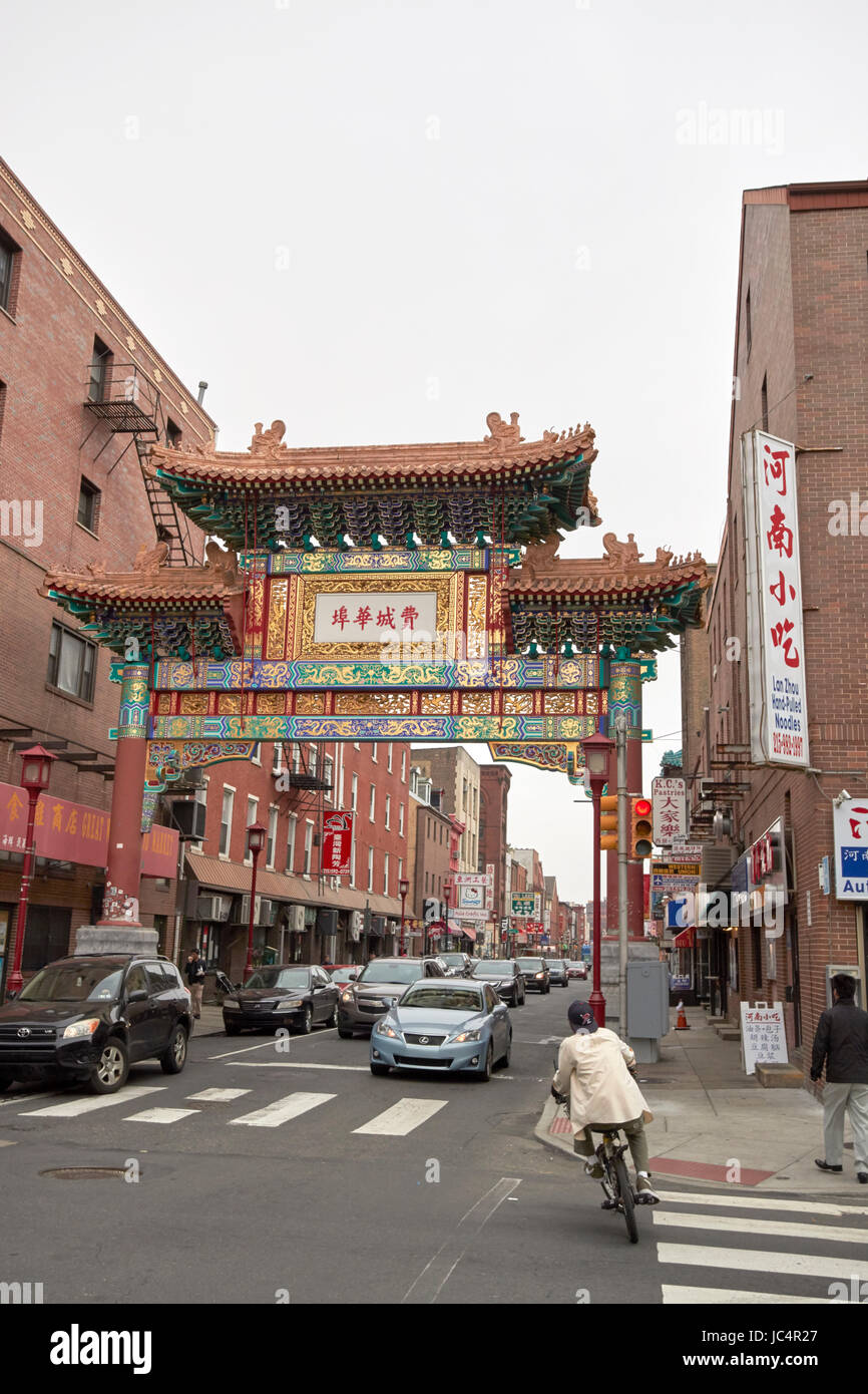 Amistad chino Chinatown Arch, entrada al centro de la ciudad de Filadelfia, EE.UU. Foto de stock