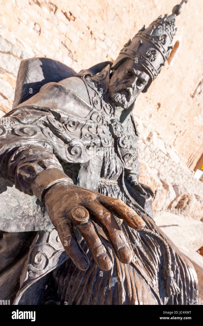 Papa Luna, Benedicto XIII , monumento por Sergio Blanco, Peñíscola, provincia de Castellón, Comunidad Valenciana, España. Foto de stock