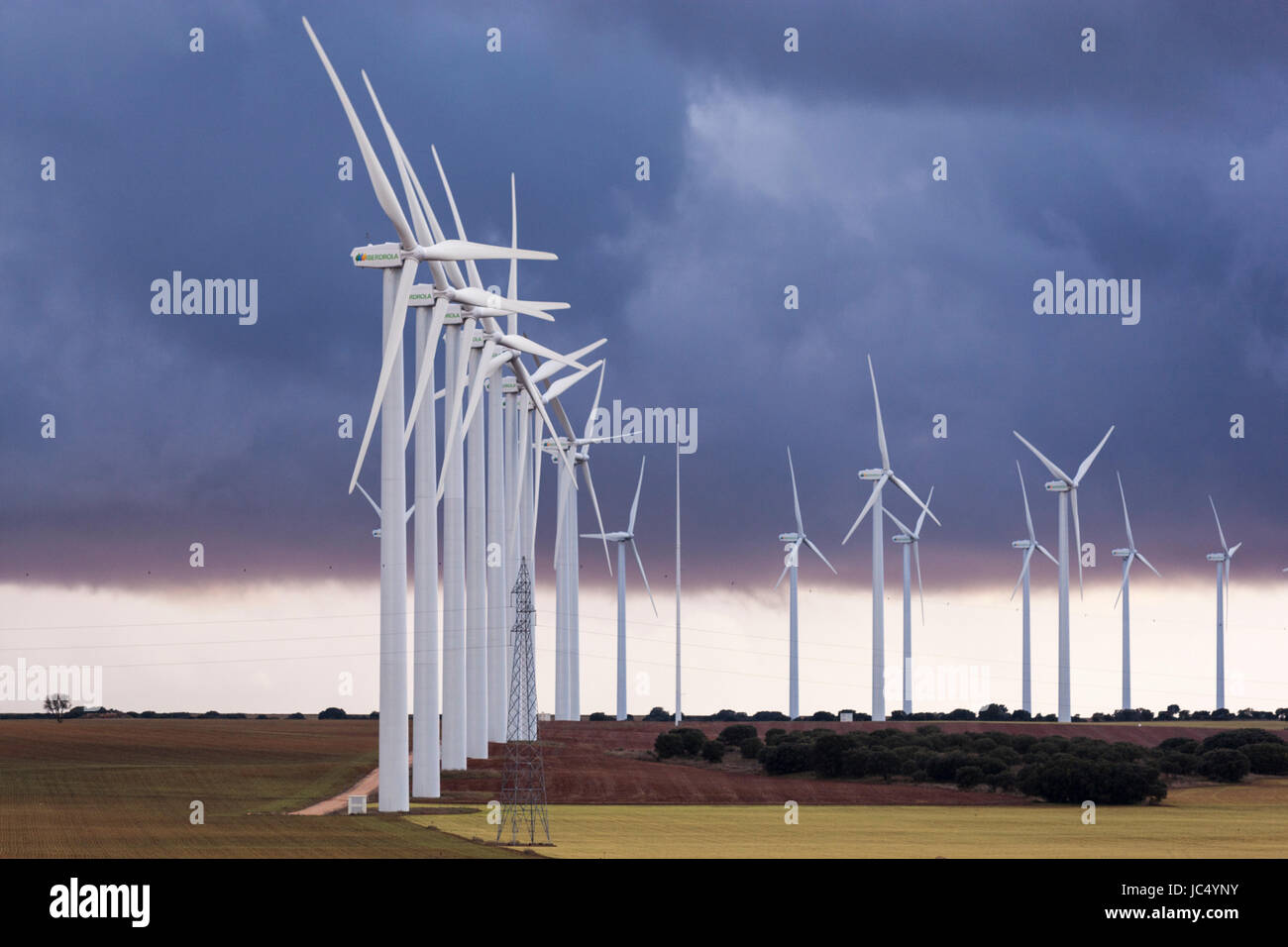 Iberdrola - aerogenerador generador eólico con nubes tormentosas en  Sisante, Cuenca, Castilla, España Fotografía de stock - Alamy