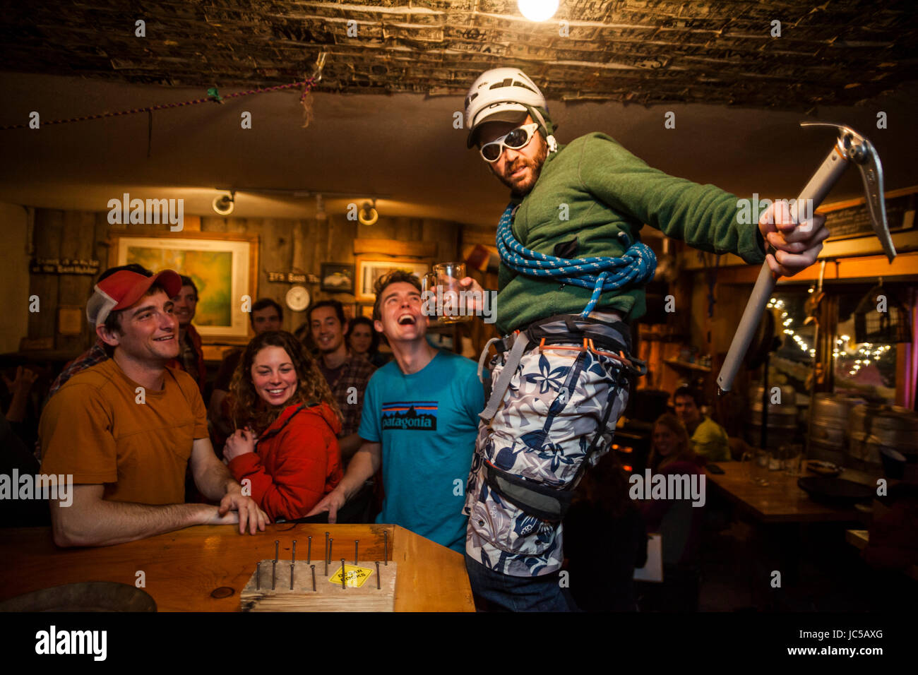 Un hombre disfraces como un escalador en la Cervecería Casa Ourayle (Sr.  Gruñón pantalones) en Ouray, Colorado muestra su outfit en el bar  Fotografía de stock - Alamy