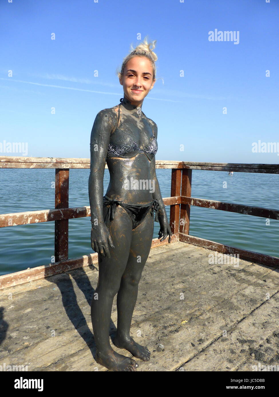Como Resultado De La Aplicacion Terapeutica De Cuerpo Entero De Banos De Lodo De Las Salinas Y Arenales De San Pedro Del Pinatar La Manga Del Mar Menor Espana Fotografia De Stock