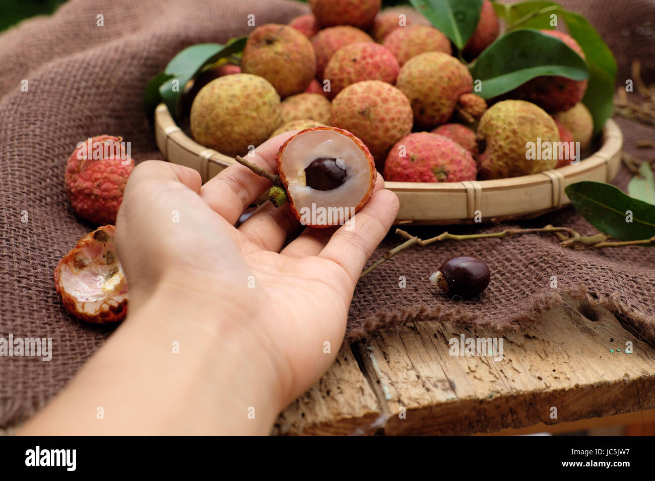 Cerca De La Fruta Litchi O Lichi Frutas Una Agricultura Tropical Producto A Luc Ngan Bac Giang Vietnam Canasta De Vai Thieu Sobre Fondo Marron Fotografia De Stock Alamy