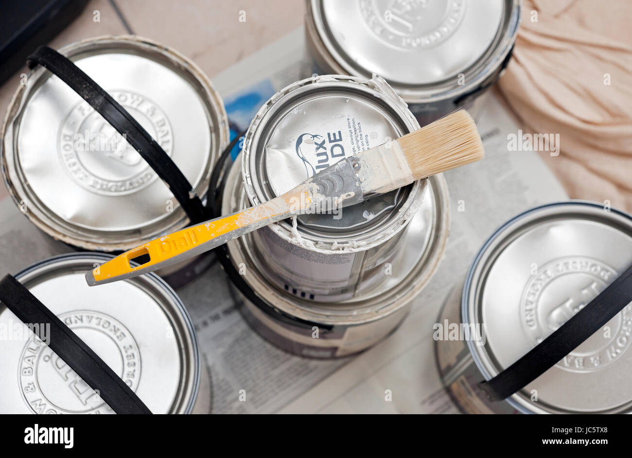 Pinte el cepillo y latas de estaño de la pintura lista para el bricolaje pintura y decoración para mejorar el hogar Foto de stock