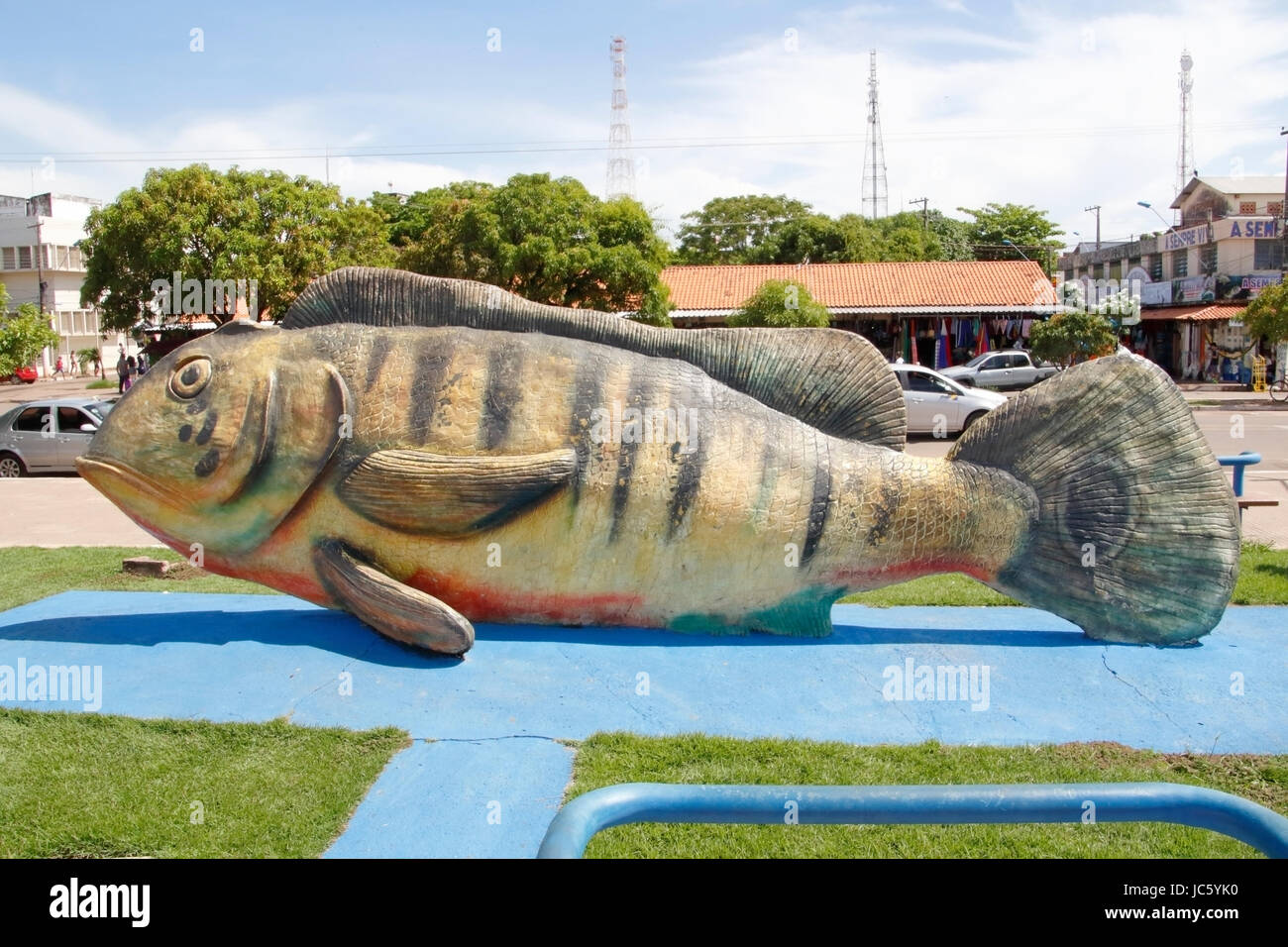 Los peces grandes como obras de arte en la calle de la bahía de Río Amazonas, Santarem Foto de stock