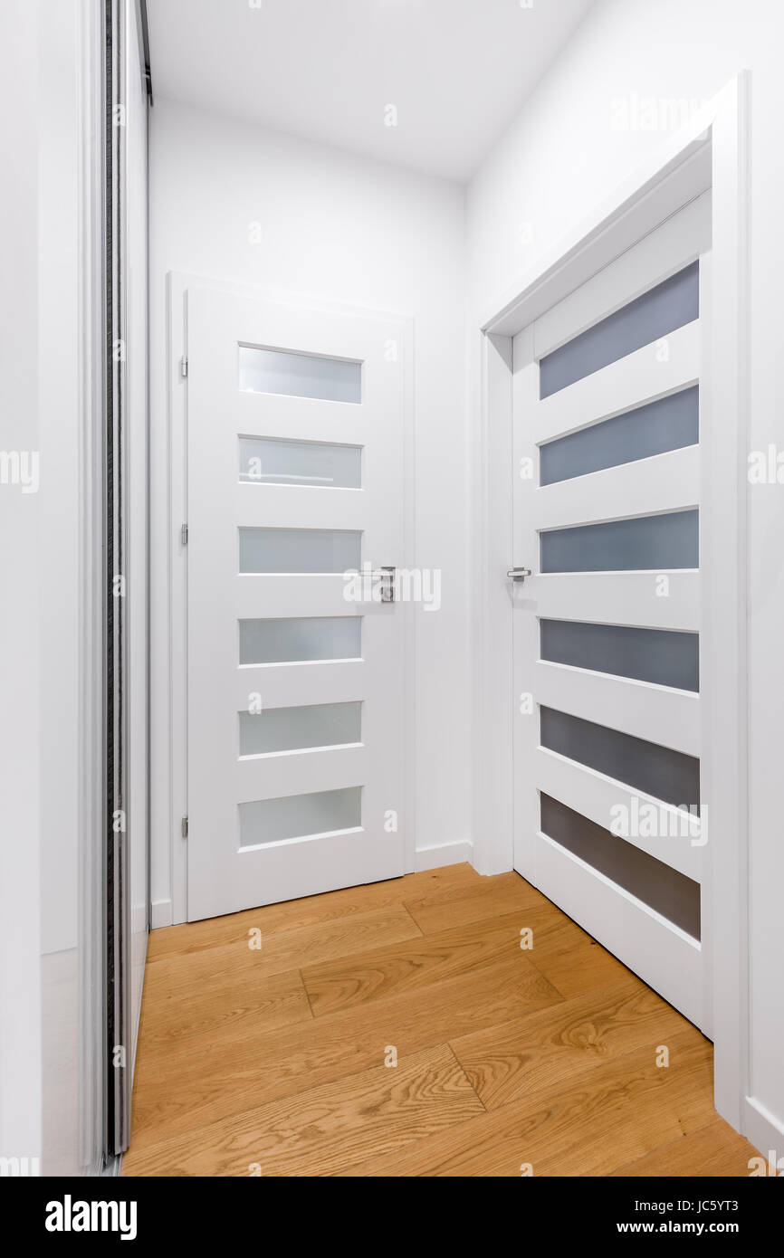 Home corredor con puertas blancas y piso de madera Fotografía de stock -  Alamy