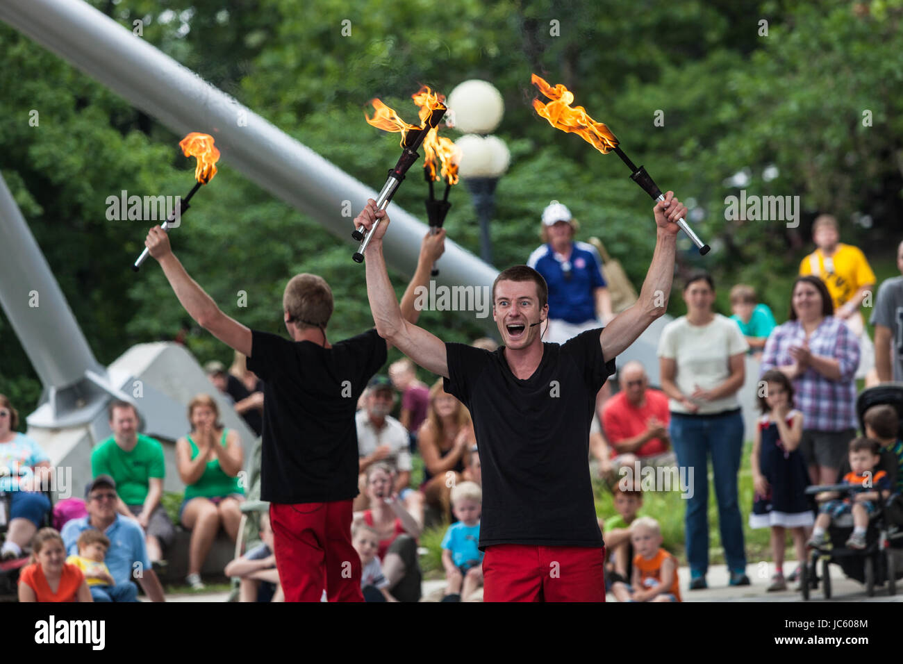 DES MOINES, IA /USA - 10 agosto: pantalones rojos muestran malabaristas  Tobin Renwick mirando adelante y David Graham en la Feria Estatal de Iowa  el 10 de agosto de 2014 en Des