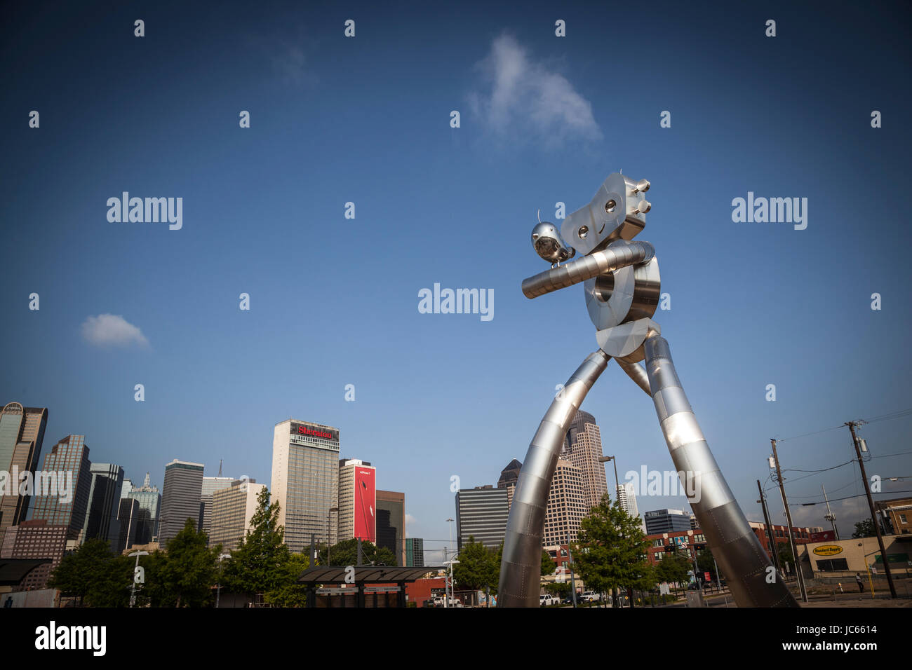 Él viaja al hombre, una de las tres esculturas de acero inoxidable en la zona de Deep Ellum de Dallas, Texas Foto de stock