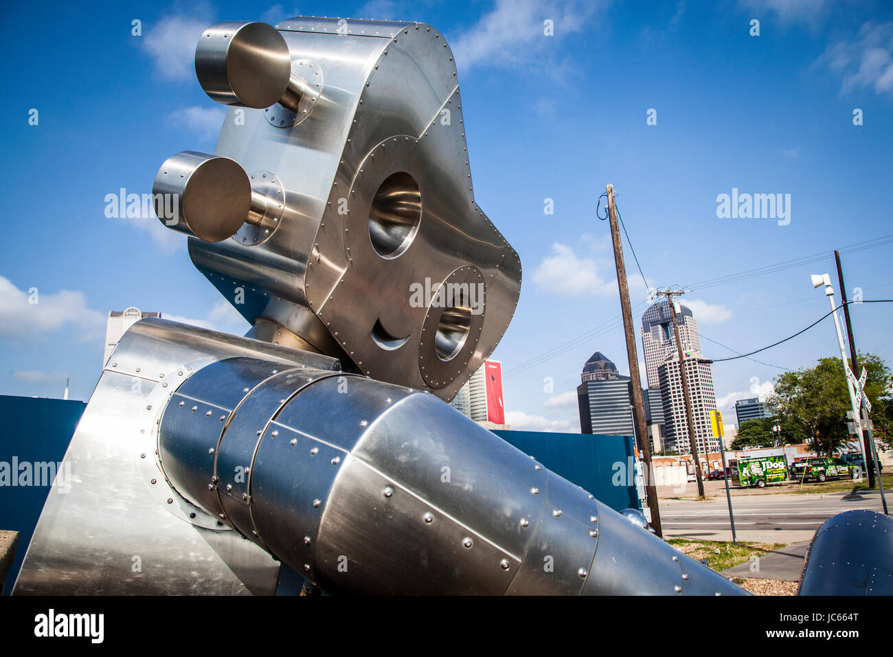 Escultura en metal "Viajes Man', en el barrio de Deep Ellum de Dallas, Texas Foto de stock