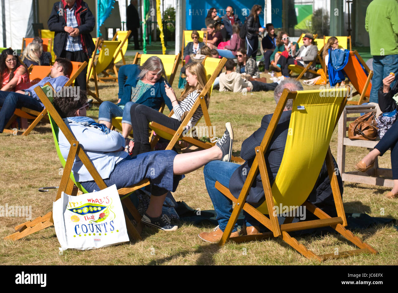 Las personas relajarse en tumbonas en hay festival de la literatura y de las artes 2017 heno-on-wye gales powys uk Foto de stock