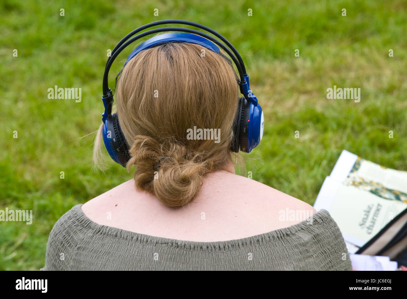 Mujer con auriculares de la BBC en Hay Festival de la literatura y de las Artes 2017 heno-on-Wye Gales Powys UK Foto de stock