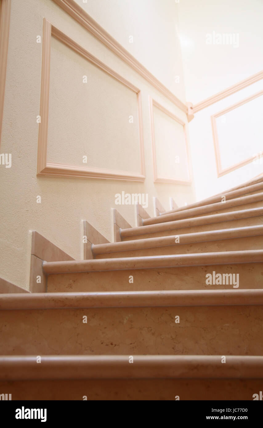 Elegante escalera con escalones de mármol y moldura de corona Fotografía de  stock - Alamy