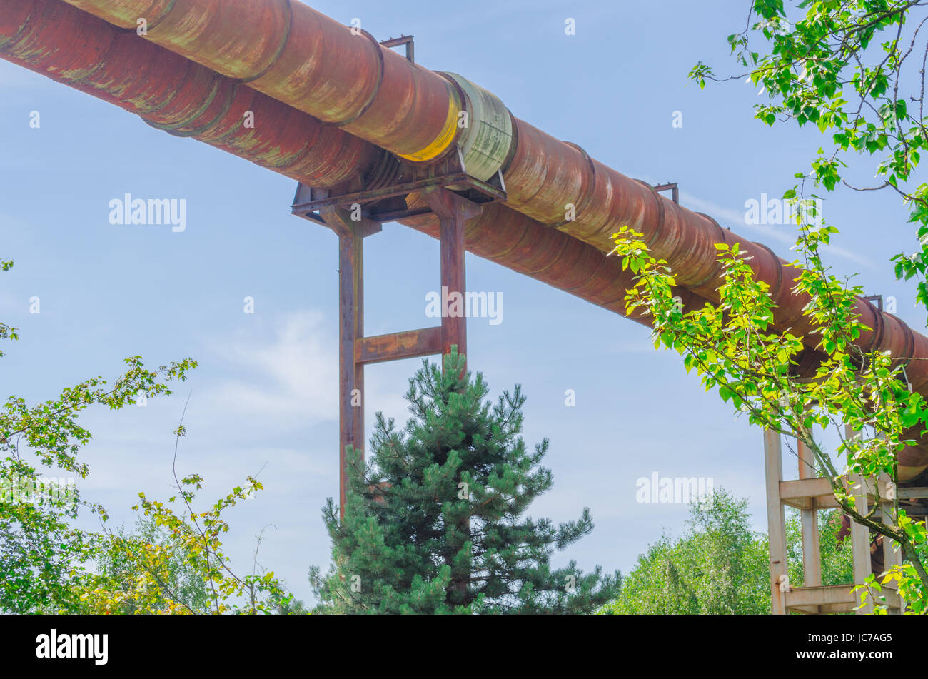 Landschaftspark Nord Duisburg, der ehemalige Hochofenbetrieb en Duisburg Gemany wurde 1985 stillgelegt, das alte Industriegelände bestehend aus drei Hochöfen und verschiedenen Industrie Gebäuden der Öffentlichkeit zugänglich gemacht, hieralte stillgelegte Rohrleitungen. Aufnahmen mit freundlicher Genehmigung der Pressestelle. Foto de stock