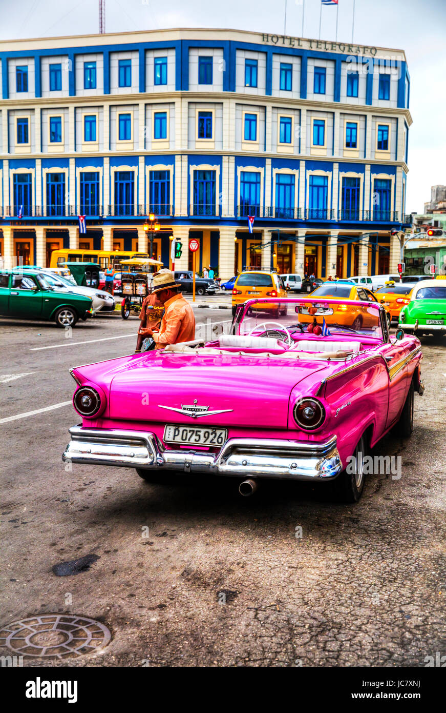 Ford Fairlane modelo de automóvil en Cuba cubanos en La Habana rosa coche  Ford Fairlane cabriolet delante del Hotel Telégrafo Habana Cuba Cuba coches  clásicos Fotografía de stock - Alamy