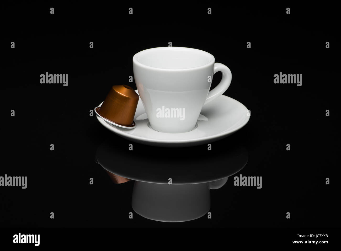 Taza de café con cápsulas sobre fondo negro con reflexión Fotografía de  stock - Alamy