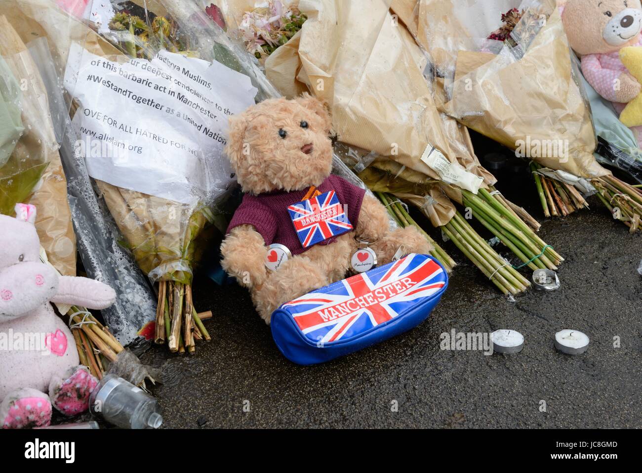 Una variedad de objetos a la izquierda en George Square, Glasgow para conmemorar y honrar a las víctimas de los atentados terroristas de Londres y Manchester. Foto de stock