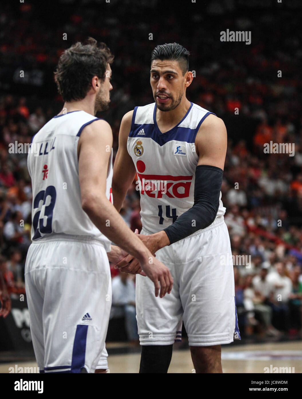 Los jugadores de baloncesto y Ayon Sergio Llull durante el partido entre el  Real Madrid y el Valencia Basket, correspondiente a la segunda jornada de  la semifinal de la Liga Endesa final