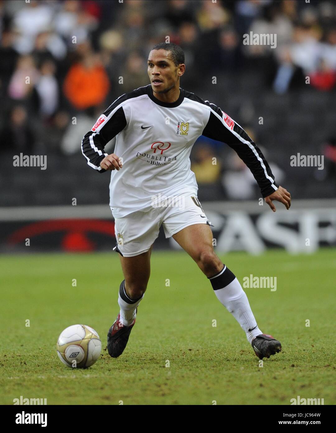 MATHIAS DOUMBE MK DONS FC STADIUM MK MILTON KEYNES, Inglaterra, 02 de