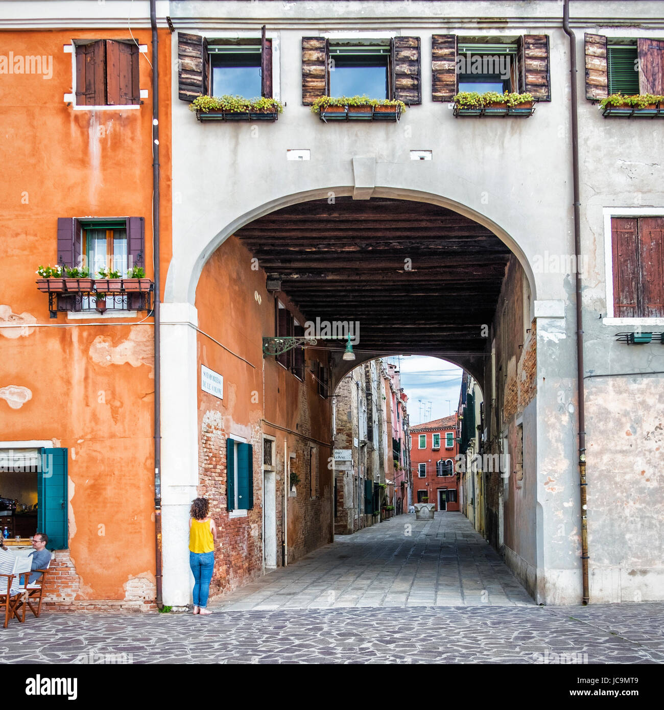Italia Venecia Castello Tipico Venetion Casas Y Viviendas Callejon Con Capeado Hogares Danados Por El Agua Y Las Paredes Vista Urbana Fotografia De Stock Alamy