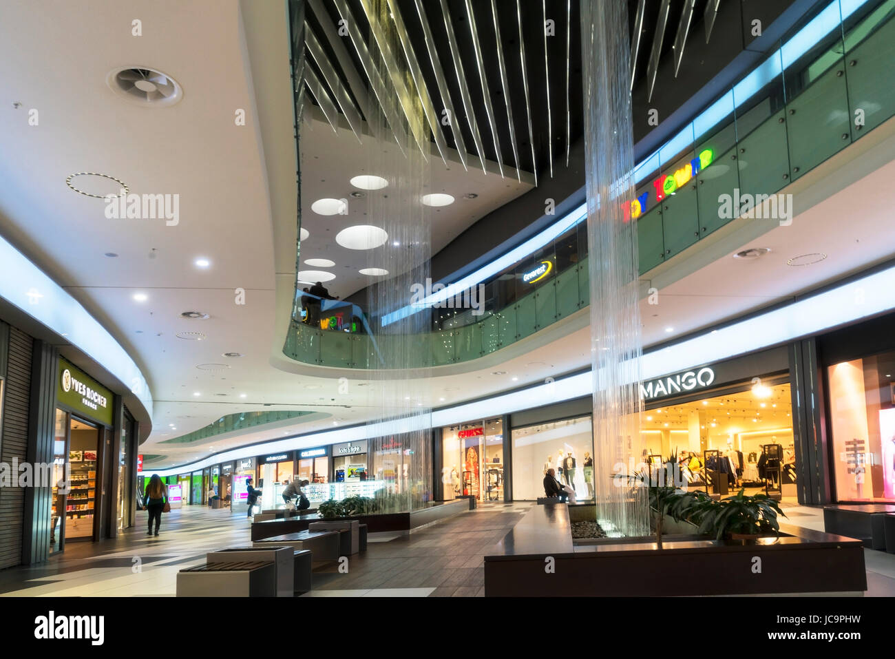 Kings Avenue Mall, un centro comercial y el centro de Paphos, en Chipre  Fotografía de stock - Alamy