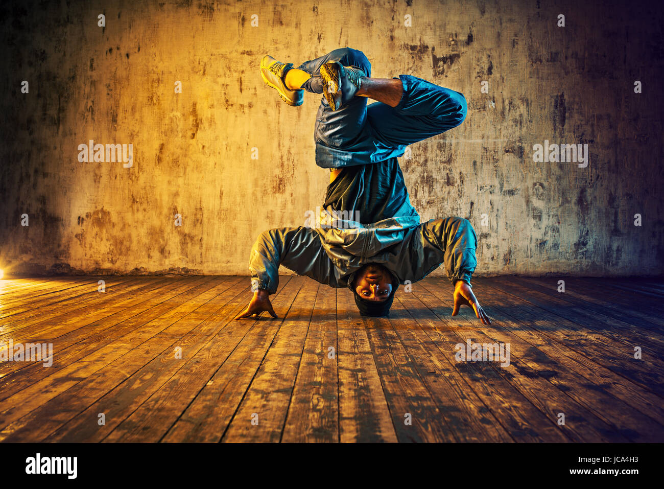 Joven break dancing en la pared de fondo. Vibrantes colores azul y rojo Fotografía de stock - Alamy Joven break dancing en la pared de fondo. Vibrantes colores azul y rojo Fotografía de stock - Alamy